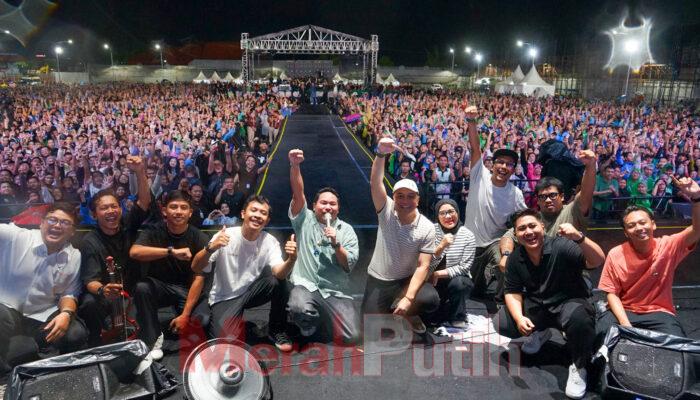 ribuan-warga-surabaya-bernyayi-guyon-waton