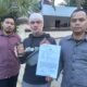 Dicky Wildan melaporkan insiden yang dialaminya sebagai korban dugaan pengeroyokan oleh dua rekan kerjanya, seorang Disc Jockey (DJ) dan MC bernama JT, ke Polsek Tegalsari. Selasa (24/06) | MMP | Totok Prastyo