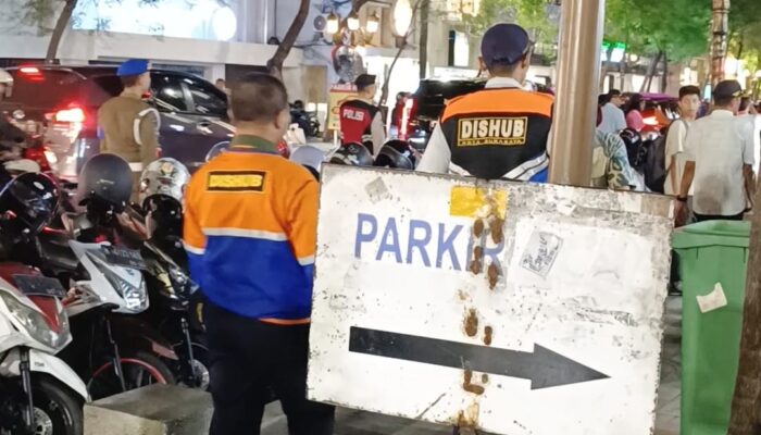 parkir-tepi-jalan-tunjungan-resmi-ditiadakan