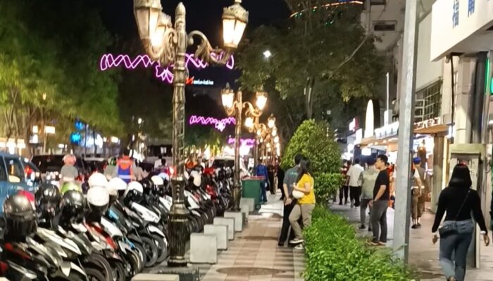 Parkir Tepi Jalan Tunjungan Resmi Dilarang