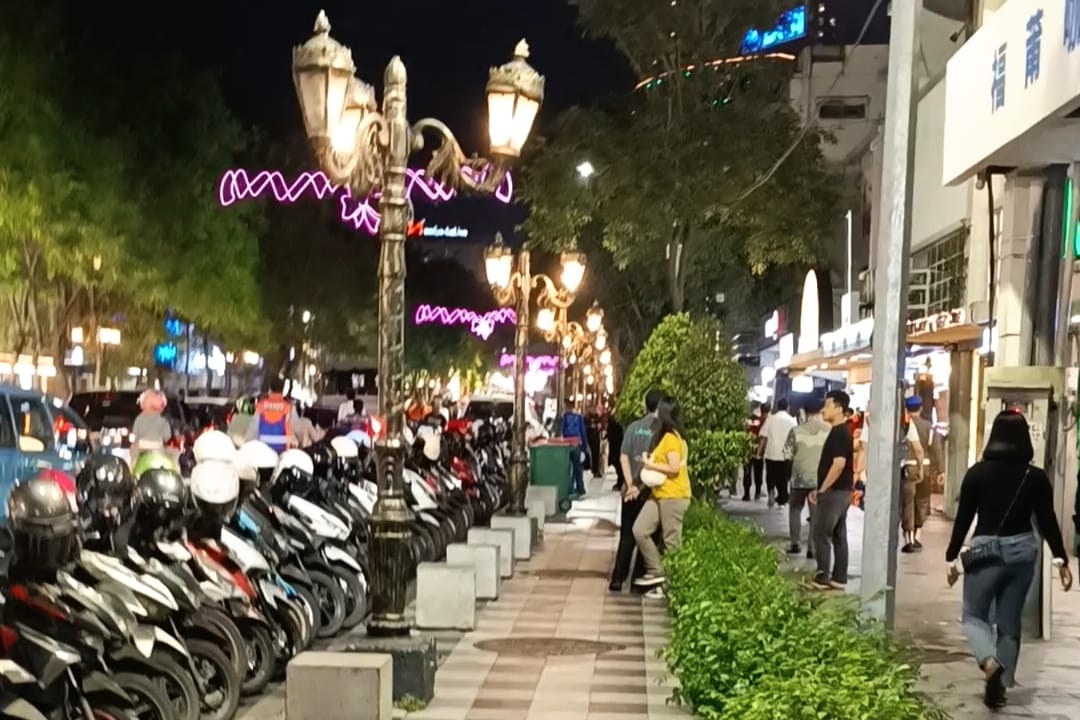 parkir-tepi-jalan-tunjungan-resmi-ditiadakan