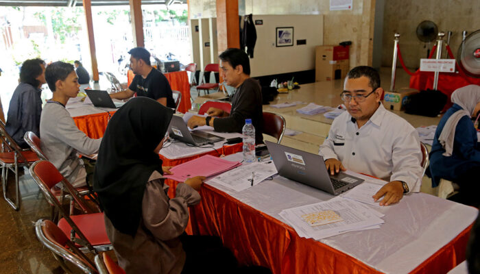 pemkot-surabaya-gandakan-beasiswa-kuliah