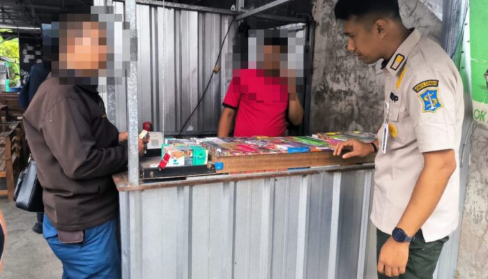 penindakan-rokok-ilegal-di-surabaya-barat