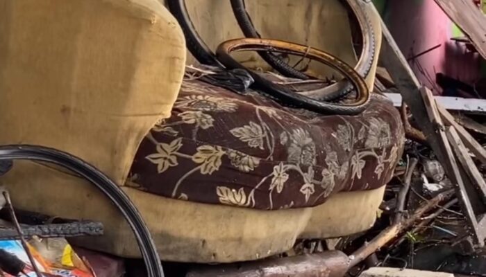 sampah-kursi-pompa-kalisari-rusak-banjir