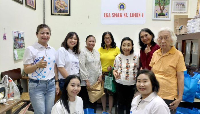 berbagi-kasih-natal-smak-st-louis-1-surabaya