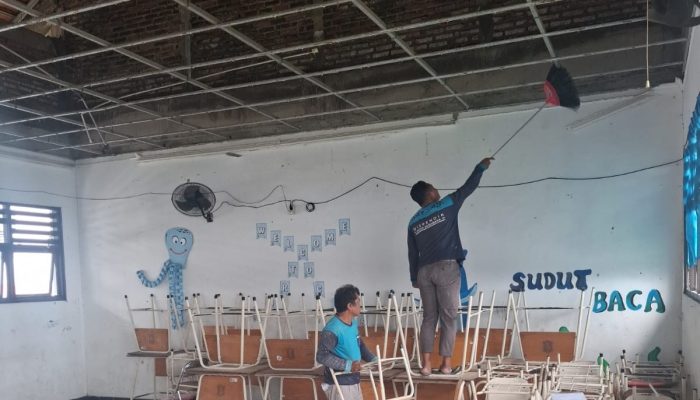 plafon-kelas-smpn-60-surabaya-runtuh