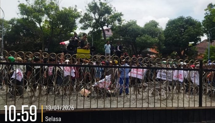 aksi-tolak-relokasi-rph-pegirian-ricuh