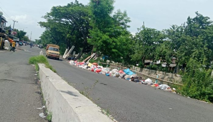 sampah-berserakan-di-sidotopo-wetan-dlh