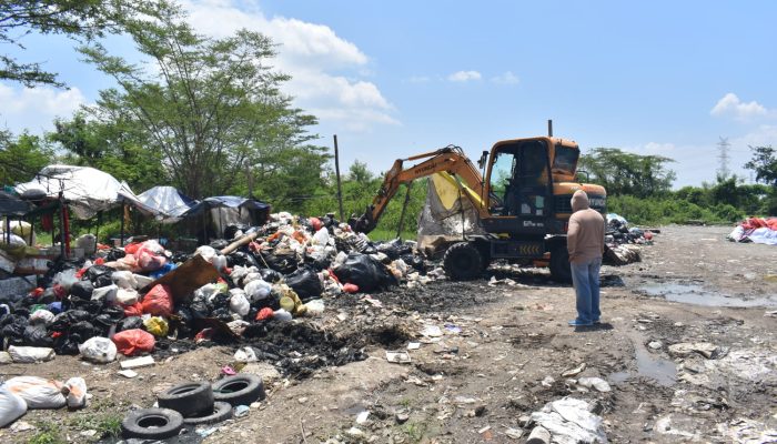 gudang-sampah-ilegal-di-kawasan-benowo