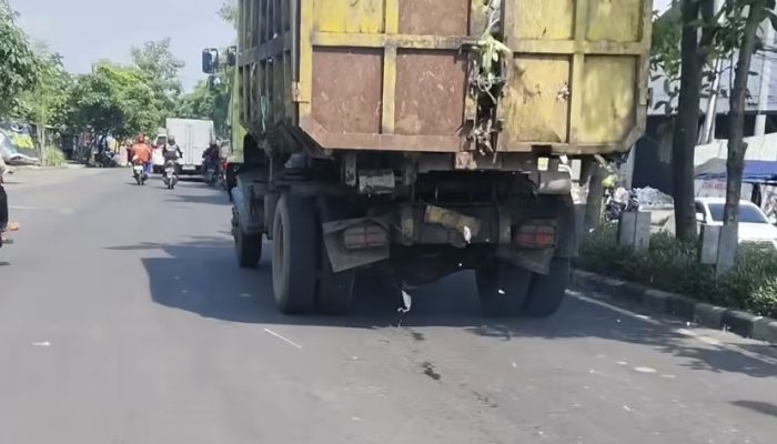 sampah-berserakan-truk-viral-di-medsos