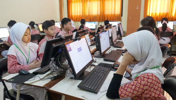 wamendikdasmen-tinjau-tka-di-surabaya