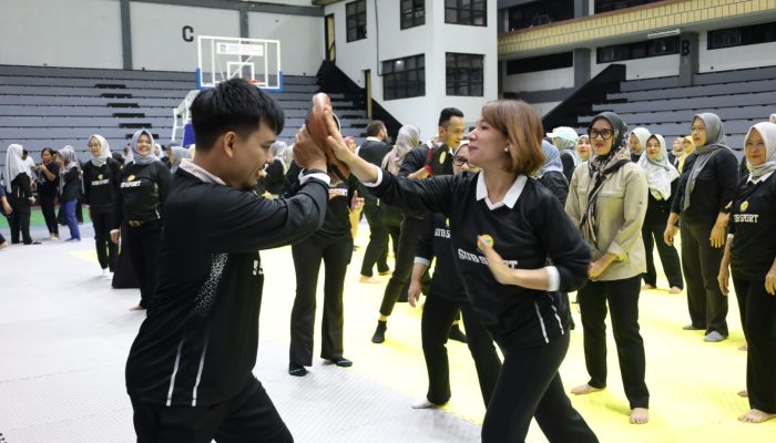 hari-kartini-perempuan-diajari-bela-diri