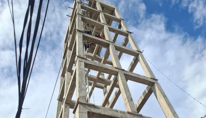 Proyek pembangunan menara BTS di Wonokusumo, Kecamatan Semampir, Surabaya, yang masih berlangsung di tengah permukiman padat, Senin (6/4/2026). Proyek tersebut menjadi sorotan warga karena diduga belum mengantongi izin PBG dan izin lingkungan.