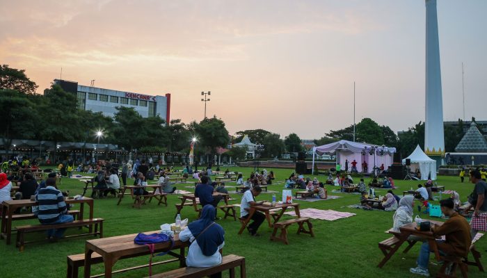 tugu-pahlawan-jadi-cangkrukan-senja-budaya