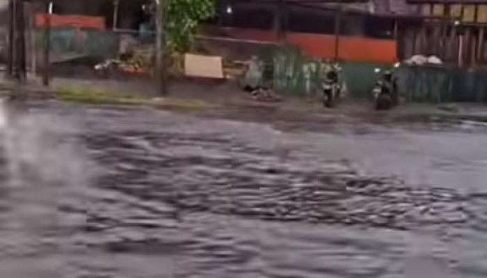 hujan-ekstrem-picu-banjir-di-surabaya-drainase