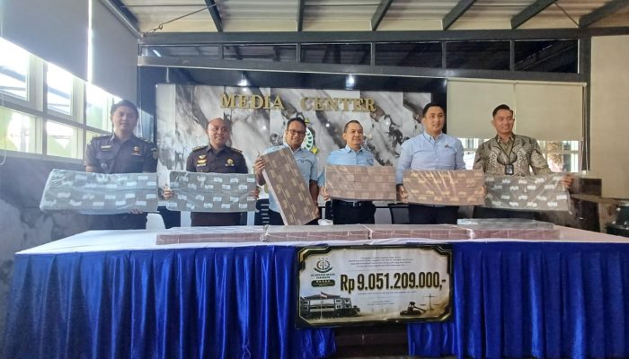 kejari-surabaya-setorkan-uang-judi-online