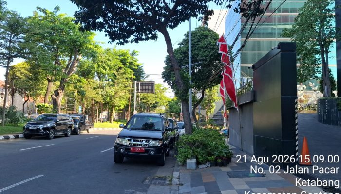 parkir-badan-jalan-depan-leedon-hotel-dishub
