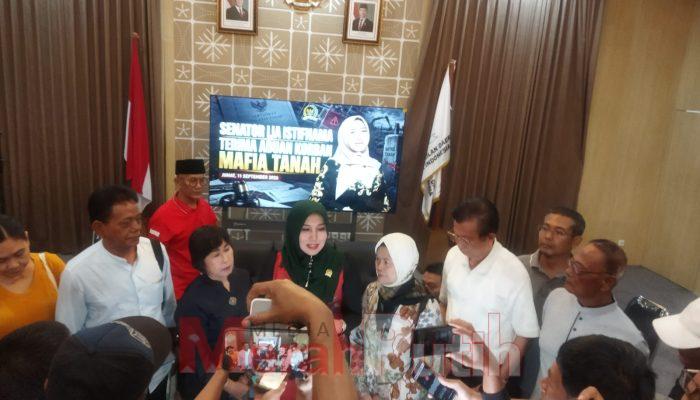 Anggota DPD RI asal Jawa Timur Lia Istifhama (Ning Lia) saat menerima aspirasi warga yang mengaku menjadi korban dugaan praktik mafia tanah di Surabaya, Jumat (11/9/2026). | MMP / dms