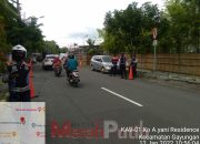 Petugas Dishub Surabaya Tertibkan Parkir Bahu Jalan