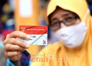 Kartu Keluarga Sejahtera Dibagikan Warga di Tiap Kecamatan