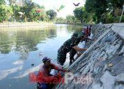 Waduh..! 63 Ton Sampah Hasil Kerja Bakti Bersama di Sungai Kalimas
