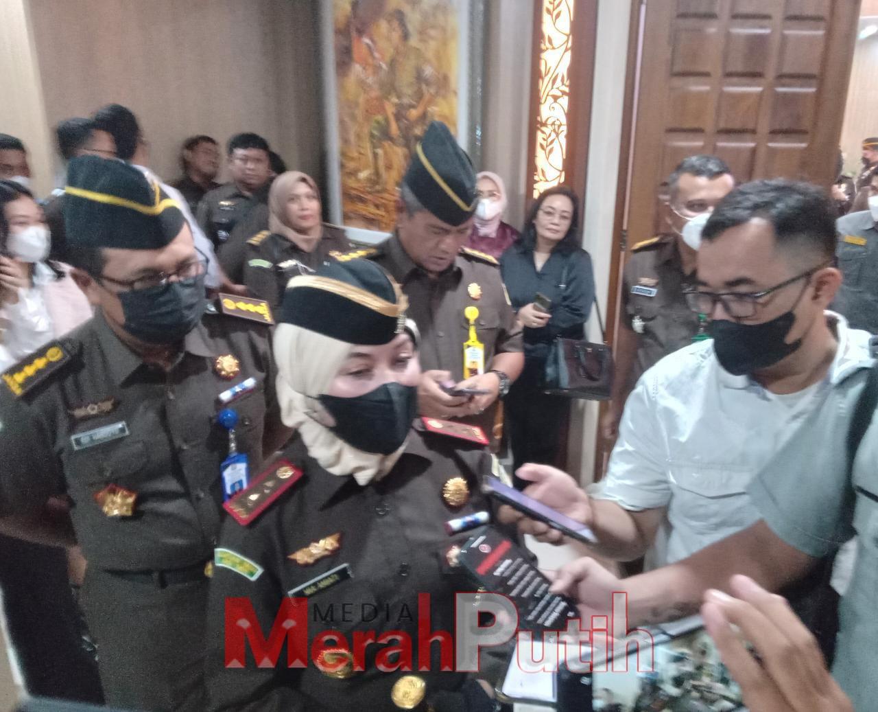 Kepala Kejaksaan Tinggi (Kajati) Jatim, Mia Amiati usai memimpin langsung upacara serah terima jabatan (Sertijab) Pejabat Utama Kejati Jatim dan Kepala Kejaksaan Negeri (Kajari) jajaran, Rabu (8/2) I MMP I Totok