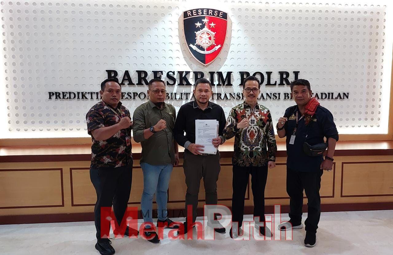 LSP) Pers Indonesia, Hence Mandagi resmi mempolisikan eks Pelaksana Tugas Ketua Dewan Pers M. Agung Dharmajaya di Badan Reserse dan Kriminal Polri Jakarta, Selasa (7/2/2023).