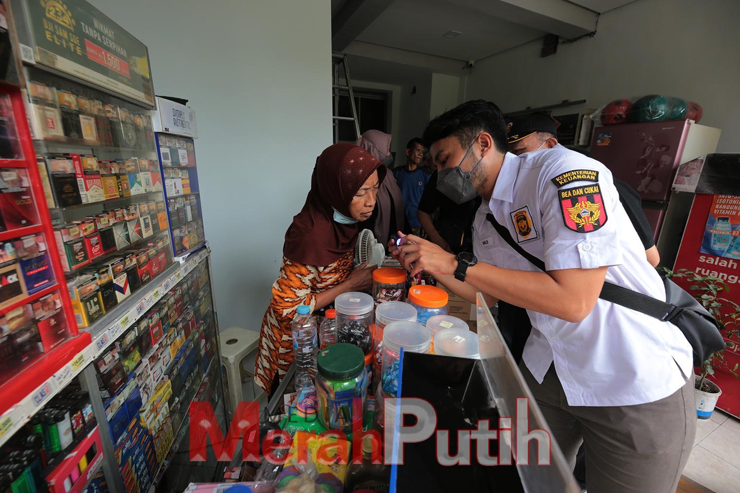 Petugas operasi gabungan peredaran rokok ilegal menyisir toko kelontong di Surabaya di lakukan secara masif dari tingkat kelurahan hingga kecamatan untuk membendung peredaraan rokok yang tidak dilengkapi pita cukai I dok.