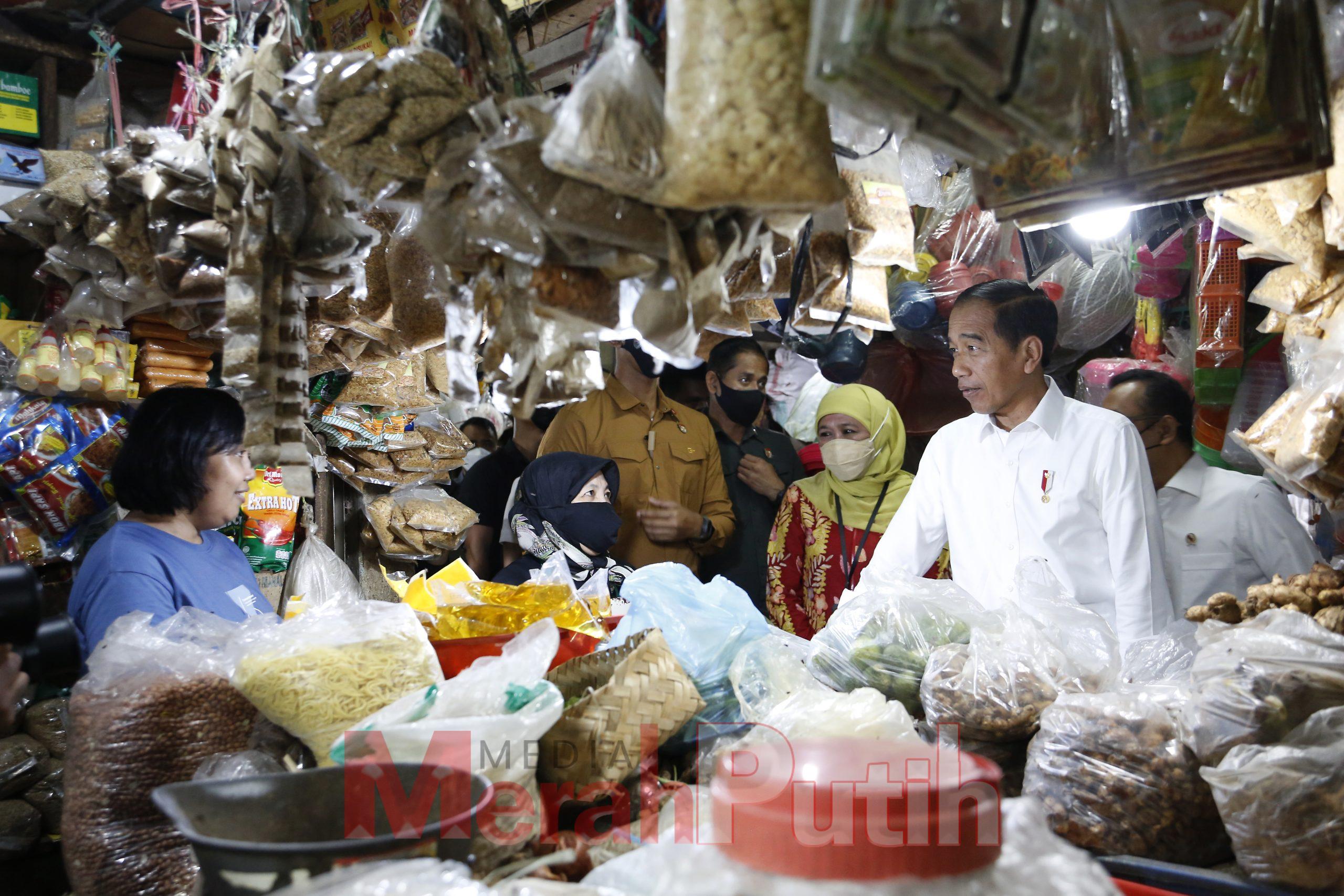 Presiden Joko Widodo sidak di pasar tradisional Wonokromo, Sabtu (18/2/2023). Dalam kunjungan ke Kota Surabaya, Jokowi langsung mengecek harga bahan kebutuhan pokok kepada sejumlah pedagang I dok humas.