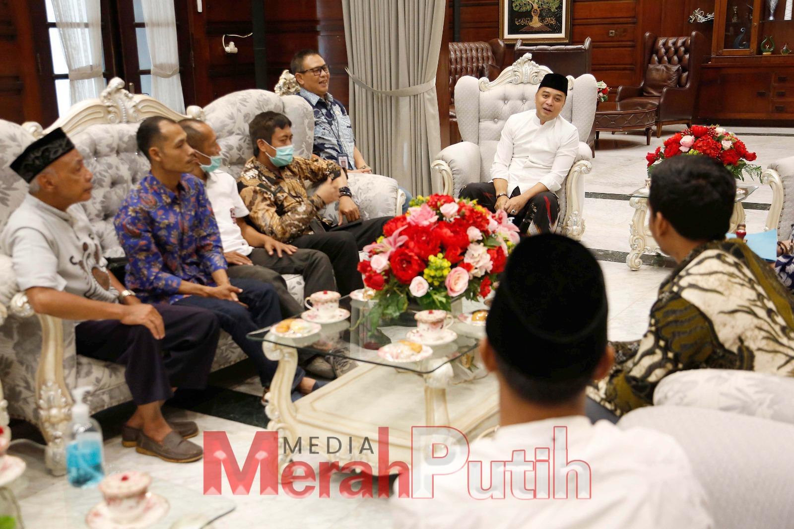 Sejumlah ketua RT mendatnagi kediaman rumah dinas Wali Kota Eri Cahyari sembari membawa stempel RT/RW untuk dikembalikan ke Pemkot Surabaya lantaran terganggu musik Rekreasi Hiburan Umum (RHU) yang tak jauh dari lingkungan rumah warga, di kawasan RT 01, 02, dan 05 di RW 02, Kelurahan Dukuh Pakis I dok.
