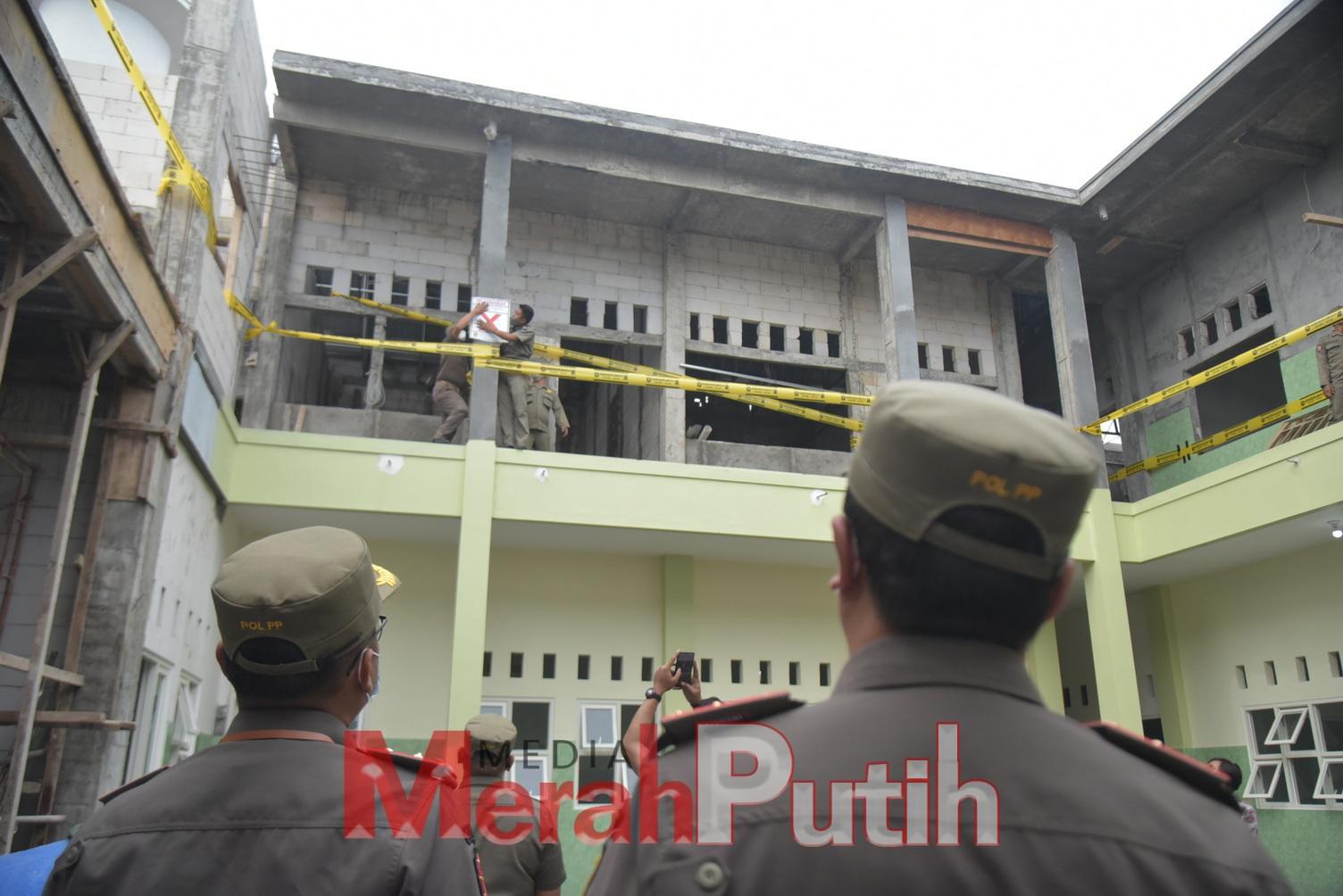 Pembukaan segel gedung SD Cokroaminoto Surabaya I MMP