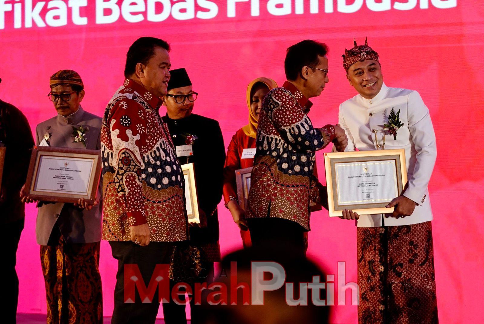 Wali Kota Surabaya Eri Cahyadi menerima Sertifikat Eradikasi (pemberantasan) Frambusia dan Sertifikat Eliminasi Filariasis dari Kementerian Kesehatan (Kemenkes). di Jakarta, Selasa (21/2/2023). Sertifikat tersebut diserahkan dalam momen acara peringatan Hari Neglected Tropical Diseases (NTDs) Sedunia I dok humas.