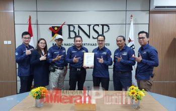 Heintje Mandagie bersama para asesor LSP Pers Indonesia yang terverifikasi BNSP RI usai mendapatkan sertifikat sertifikasi asesor berlinsensi BNSP I dok