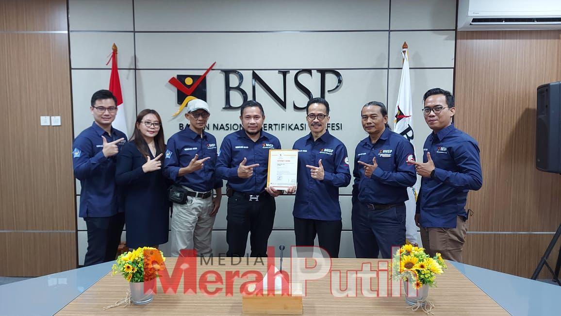 Heintje Mandagie bersama para asesor LSP Pers Indonesia yang terverifikasi BNSP RI usai mendapatkan sertifikat sertifikasi asesor berlinsensi BNSP I dok