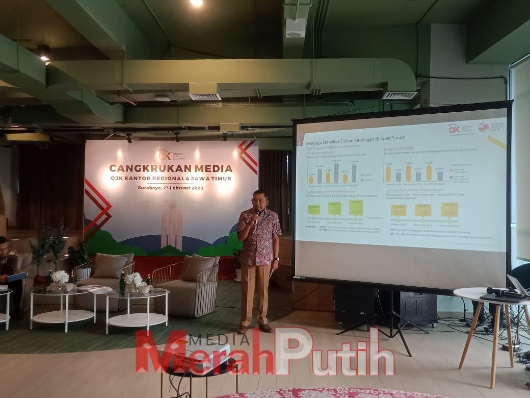 Kepala OJK Kantor Regional 4 Jawa Timur, Bambang Mukti Riyadi memaparkan target capaian kinerja OJK KR4 pada Triwulan IV-2022 dalam cangkrukan bareng media di Ruang komunal lantai 5 Gedung OJK KR4 Jatim, Surabaya, Kamis (23/2) I MMP I Muhammad Amin.