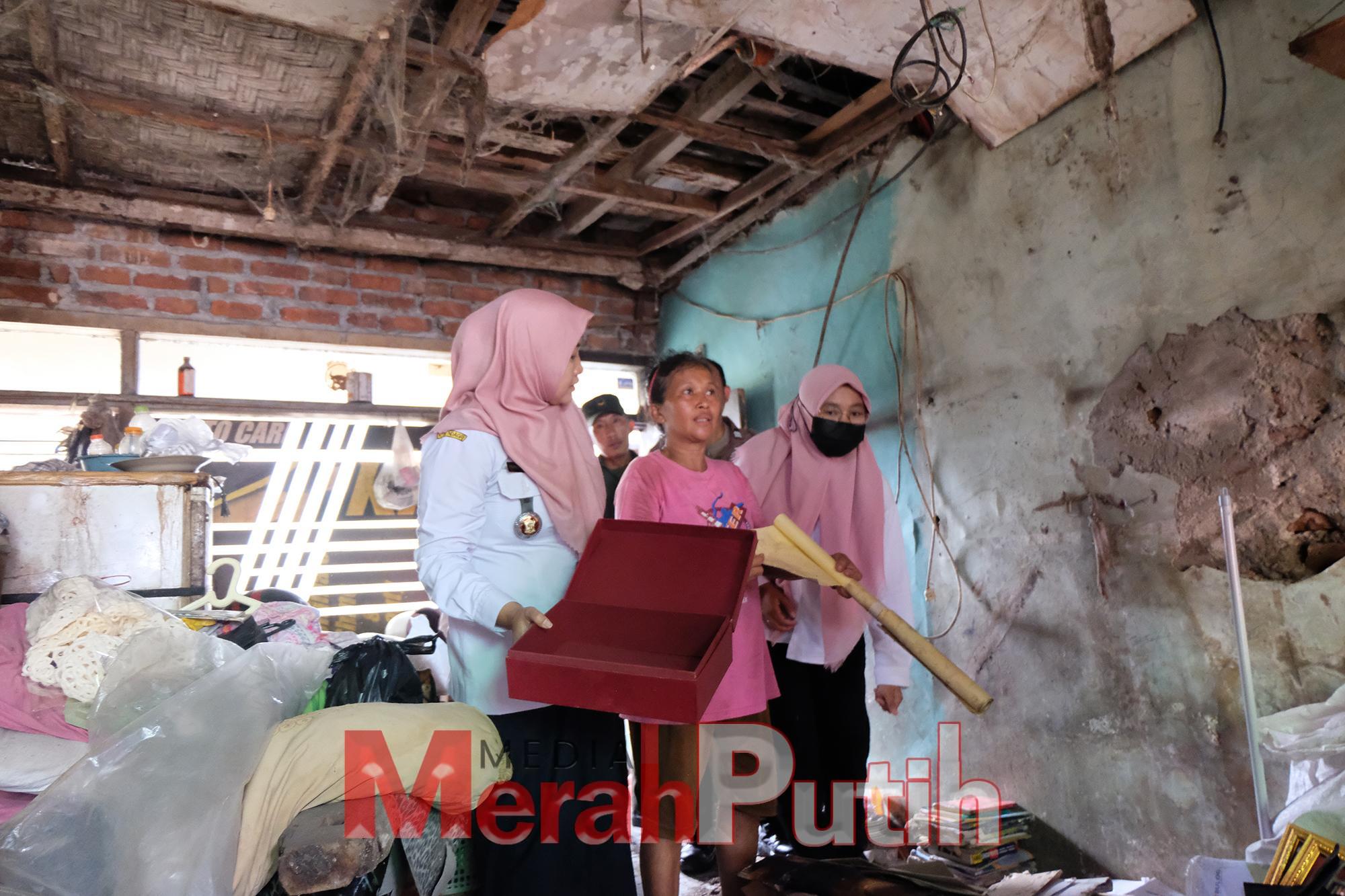 Lurah Gayungan Pramudita Yustiani meninjau langsung keluarga Yutriana tinggal di rumah yang sudah tidak layak huni karena kayu-kayu rumahnya sudah terlihat keropos, dan di bagian belakang rumahnya sudah ambruk. Bahkan, di sekeliling rumahnya juga dipenuhi tumpukan sampah dan cenderung tidak sehat I MMP I dok.