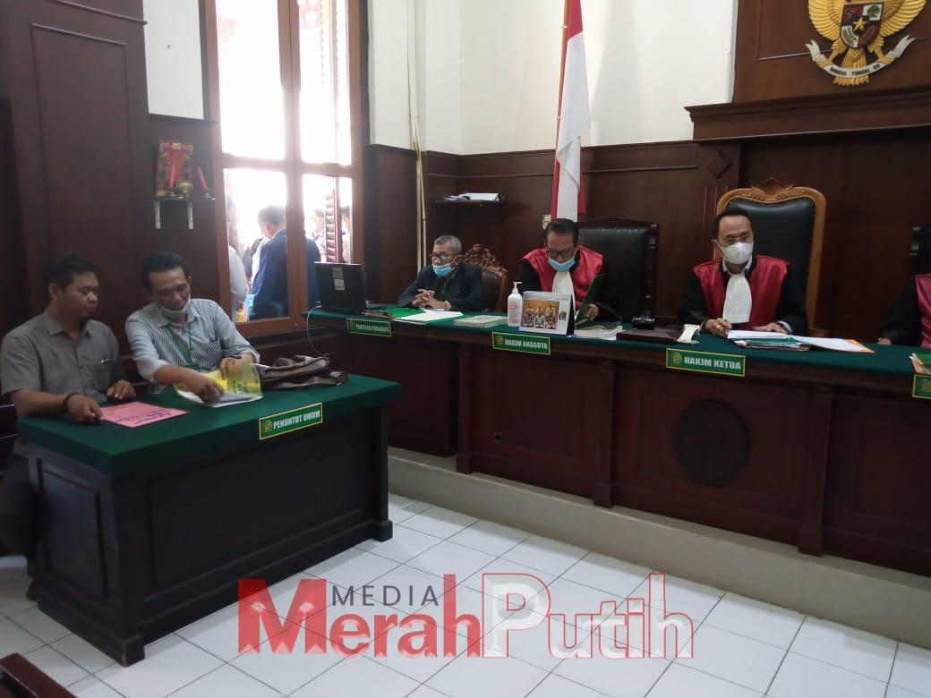 Majelis hakim melakukan mediasi proses gugatan pasutri terhadap pemilik toko Handphone GP Cell dan MP Store dengan gugatan Perbuatan Melawan Hukum (PMH) di Pengadilan Negeri (PN) Surabaya. Rabu, (15/02) I MMP I Totok.