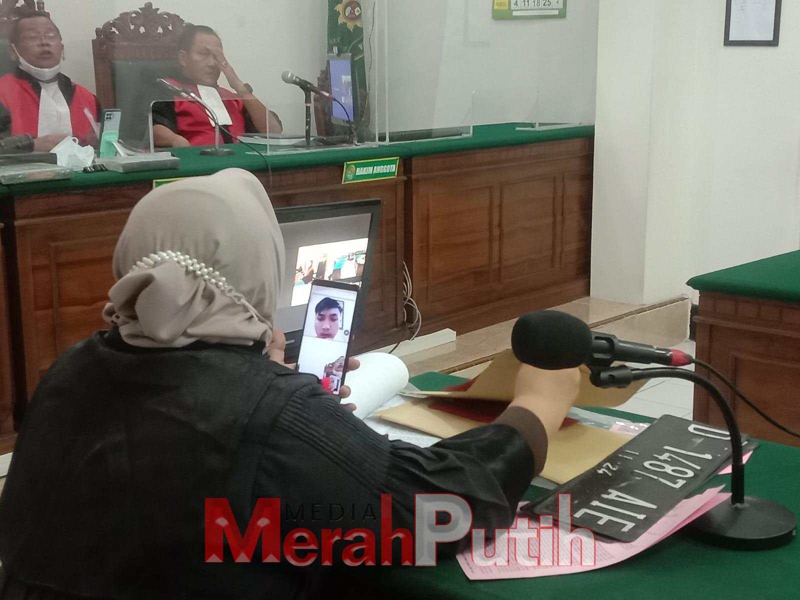 Jaksa Penuntut Umum (JPU) Lujeng Andayani saat membacakan surat dakwaannya terkait perkara jual-beli mobil slendangan (TanpaBPKB) di PN Surabaya, Selasa (28/2) I MMP I Totok.