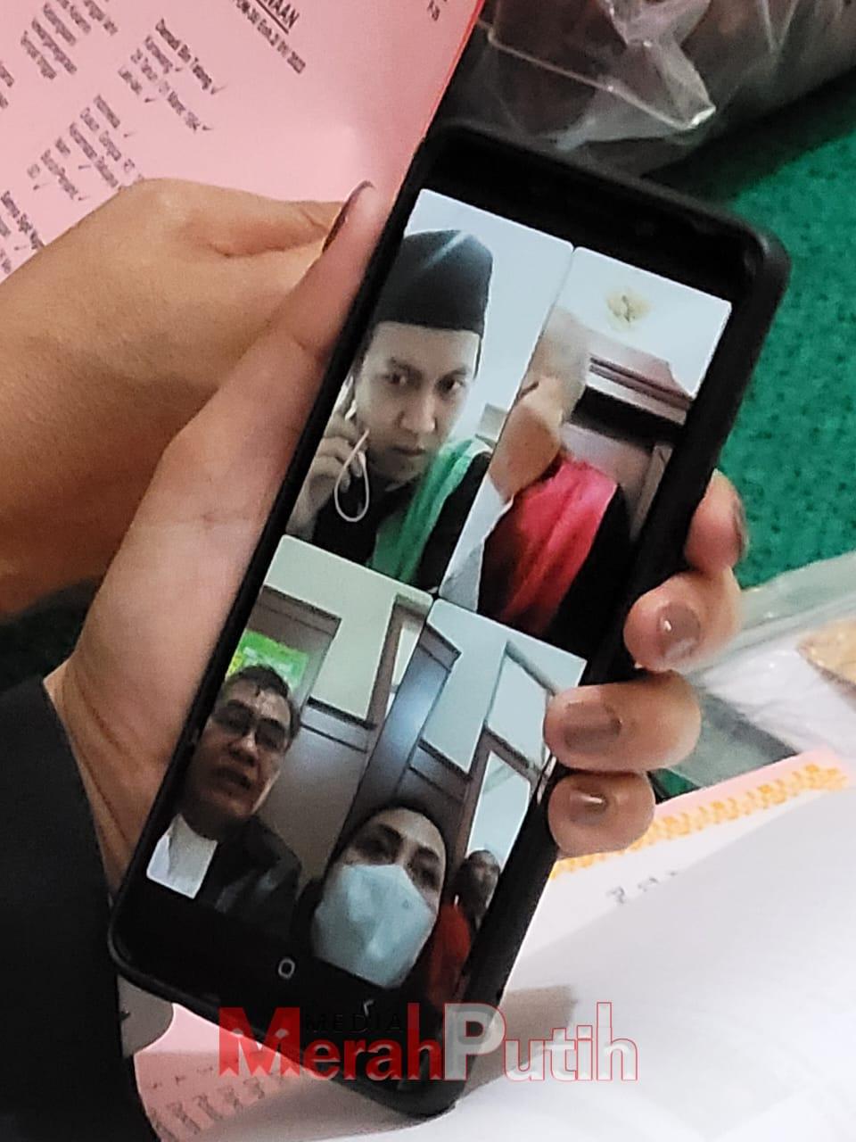 Penasehat hukum terdakwa mempersoalkan terkait penangkapan terhadap Andyka oleh petugas polisi yang tidak dilengkapi surat penangkapan yang dinilai tidak sesuai protap SOP, di PN Surabaya, Rabu (22/2) I MMP I Totok.