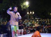 Mantan Vokalis Yovie and Nuno dan Warga Puji Karnaval Nang Tunjungan Surabaya
