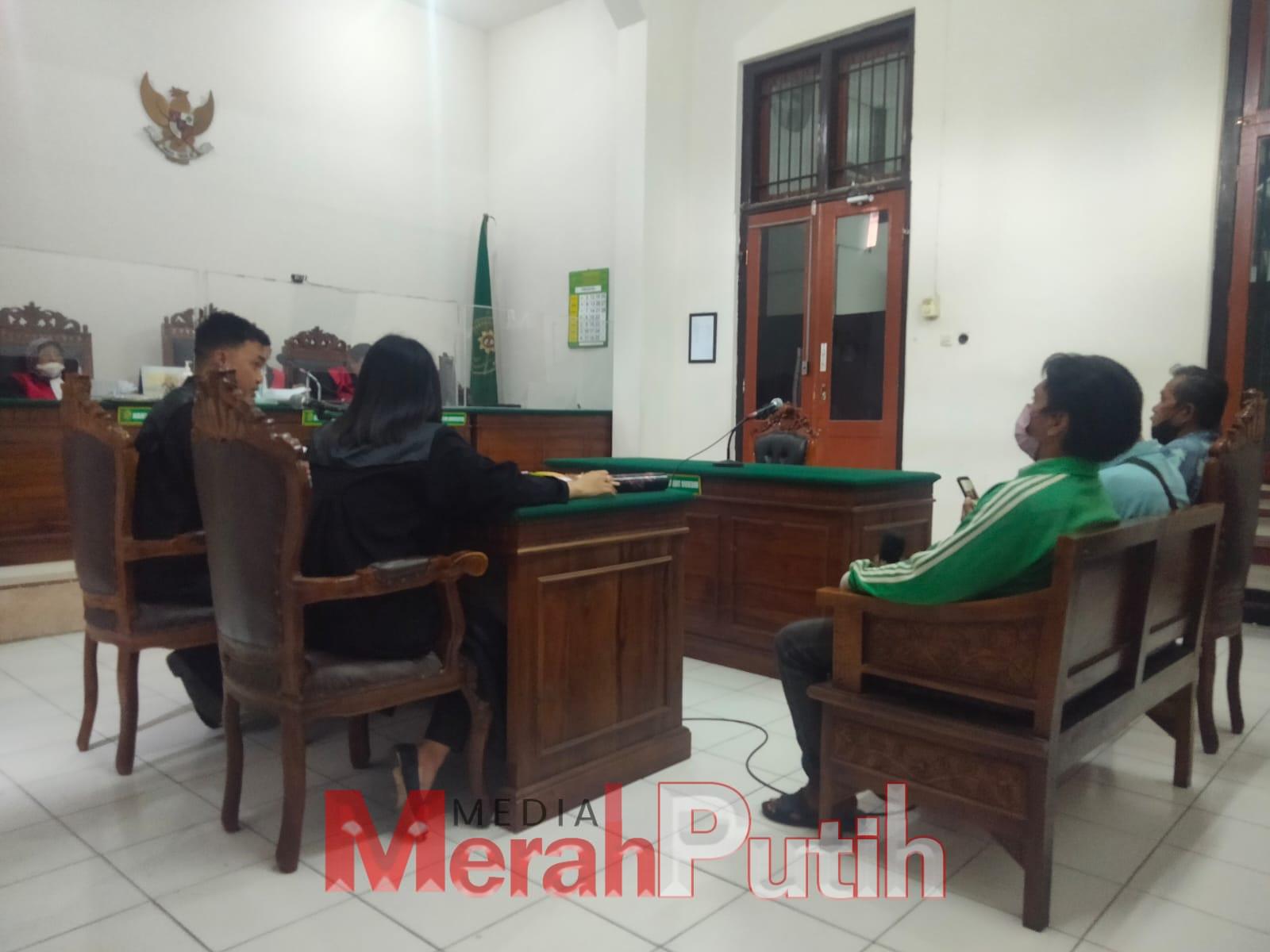JPU Robiatul Adawiyah mengahadirkan saksi korban M. Ardiansyah untuk memberikan keterangannya yang menimpa dirinya atas pembacokan yang dilakukan terdakwa Kasmono, di PN Surabaya, Selasa (14/2) I MMP I Totok.