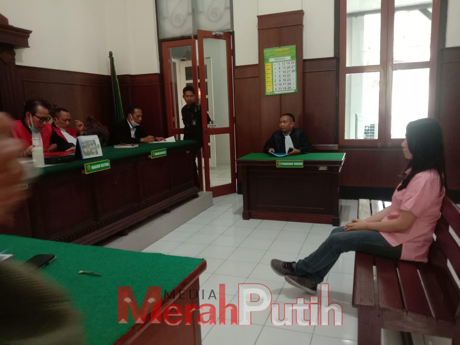 Grace Gweneal Roberta menjalani sidang di ruang Tirta Pengadilan Negeri (PN) Surabaya terpantau tidak mengenaikan baju tahanan di PN Surabaya, Rabu (23/2) I MMP I Totok.