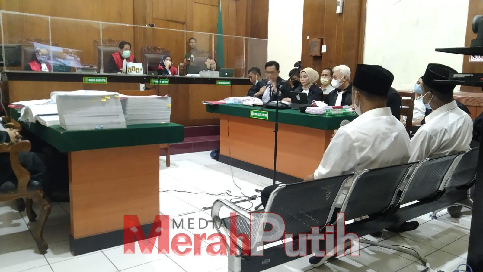 Edi Setiawan bin Mislan dan Eko Islindayanto saat memberikan keterangan di ruang Candra PN Surabaya, Jum'at (10/2) I MMP I Totok.