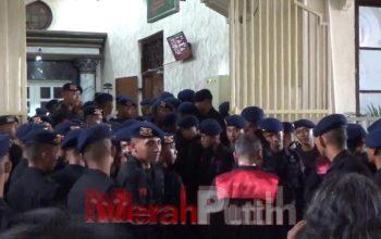 Riuh Yel-yel ‘Brigade’ Puluhan Anggota Brimob Ditegur Sekuriti PN Surabaya