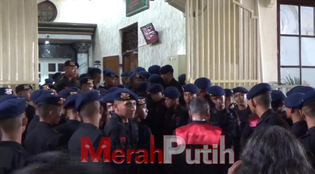 suasana keriuahan puluhan anggota Brimob saat sidang lanjutan perkara tragedi Kanjuruhan di PN Surabaya, (14/2) I MMP I dok.