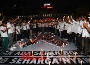 Dari Surabaya untuk Aremania, Berdoa dan Nyalakan Lilin Bersama Ribuan Suporter