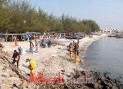 Diikuti 191 Negara di Dunia, DLH Bersihkan 1 Ton Sampah di Pantai Kenjeran