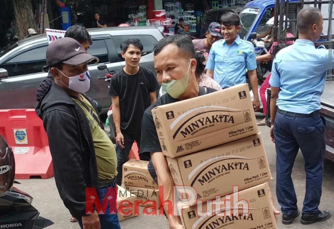 Dinkopdag Surabaya menggelar operasi pasar kali ini harga jual minyak goreng kepada masyarakat wajib menyesuaikan Harga Eceran Tertinggi (HET), maksimal Rp 14.000 ribu per liter Sedangkan dari distributor ke pedagang, dijual Rp 12.600 ribu per liter I MMP I Humas