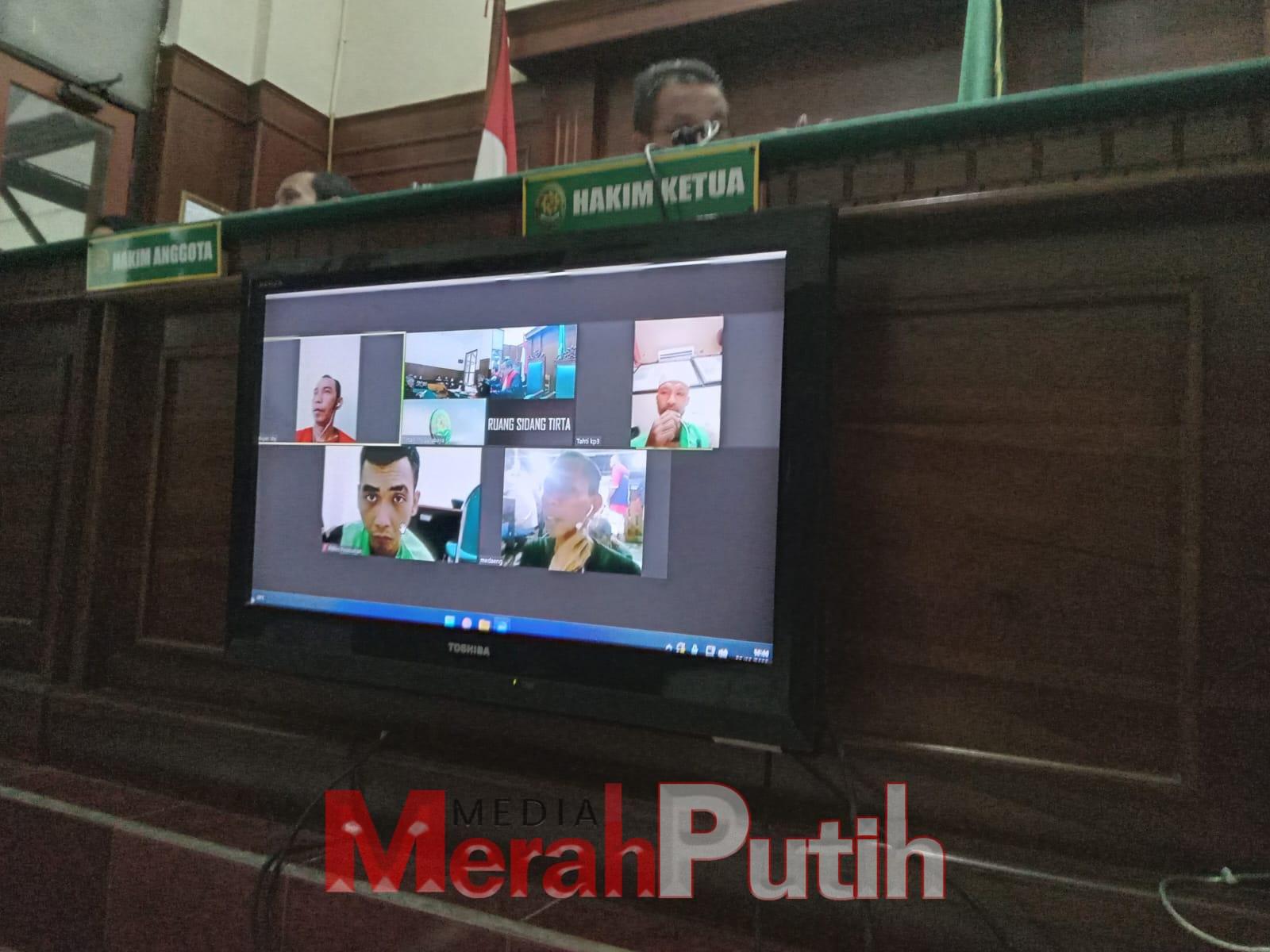 Terdakwa Nor Holis menjalani sidang dengan agenda tuntutan dari Jaksa Penuntut Umum. Ia dinilai terbukti bersalah secara sah dan meyakinkan telah mencuri kabel milik PT Telekomukasi cabang Mergoyoso, di PN Surabaya Kamis (23/2) I MMP I Totok.