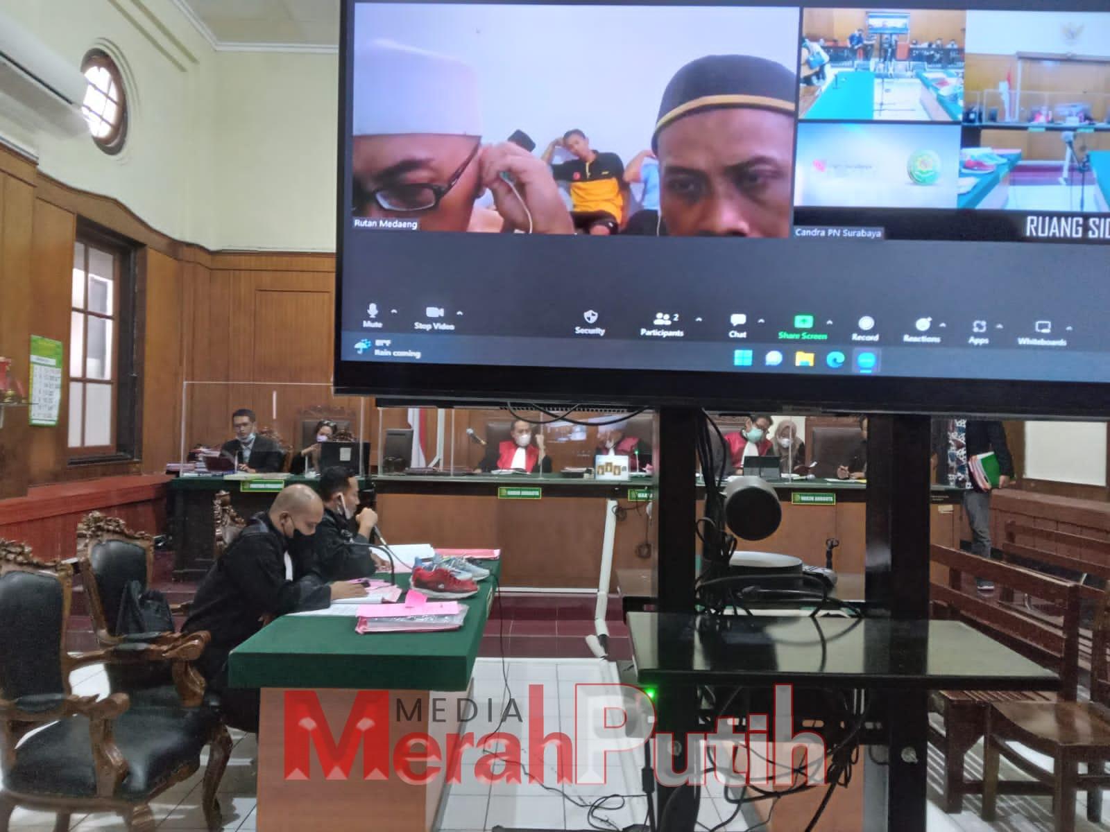 Iman Syahroni dan Mas Bagus Farid Juneiddy menjalani sidang di PN Surabaya, Kamis (9/2) terkait perkara pencurian gudang sepatu League di Grand City Mall. keduanya merupakan karyawan dari toko sepatu League milik PT Berca Sportindo I MMP I Totok.